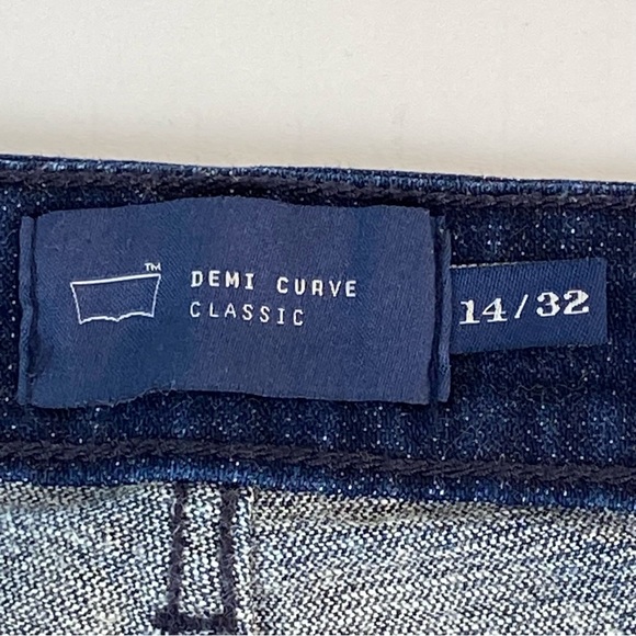 Levi's San Francisco Blue Denim Demi Curve Classic Bermuda Women Shorts S14/32 - Picture 8 of 10